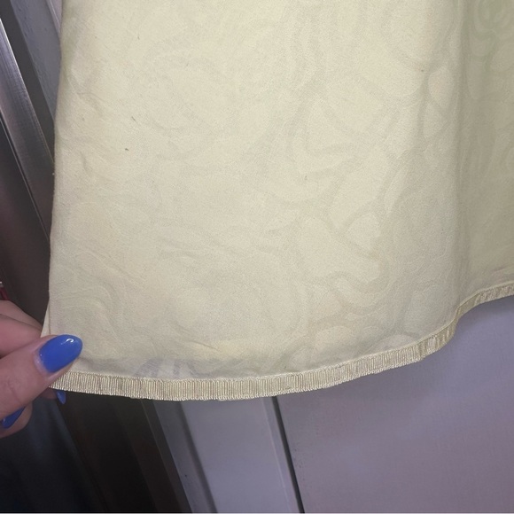 Old Navy Y2K 2000s Butter Yellow Skirt. Size: 10.
Low waisted. Knee Length. - Picture 3 of 6